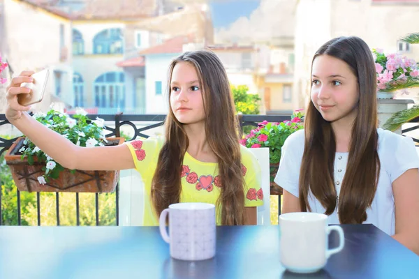 Retrato Engraçado Livre Duas Meninas Adolescentes Fazendo Caretas Flertando Mostrando — Fotografia de Stock