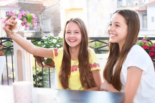 Retrato Engraçado Livre Duas Meninas Adolescentes Fazendo Caretas Flertando Mostrando — Fotografia de Stock