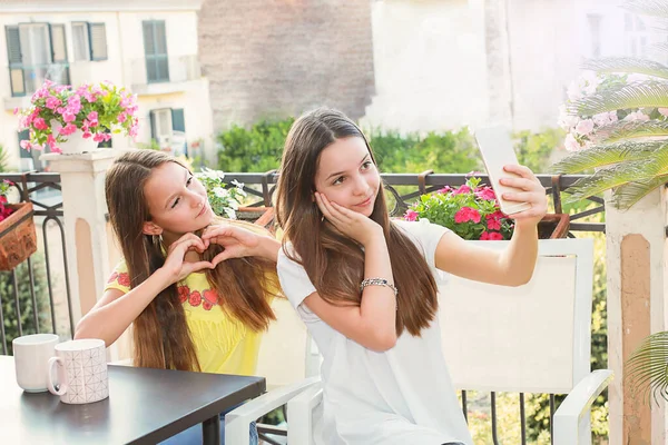 Retrato Engraçado Livre Duas Meninas Adolescentes Fazendo Caretas Flertando Mostrando — Fotografia de Stock