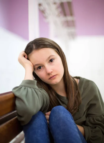 Ongelukkige Depressieve Tiener Met Gezicht Handen Zitten Bank — Stockfoto