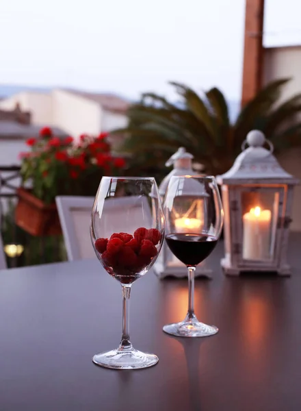 Två Glas Vin Bordet Vid Den Romantiska Solnedgången — Stockfoto