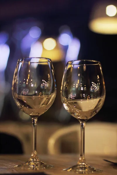 Δύο Ποτήρια Κρασί Και Μπουκάλι Φώτα Νεράιδα Στο Παρασκήνιο — Φωτογραφία Αρχείου