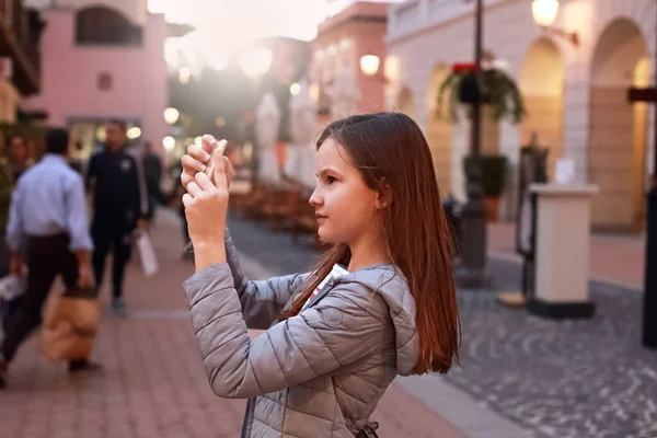 Menina Adolescente Andando Tirando Uma Foto Uma Cidade Velha — Fotografia de Stock