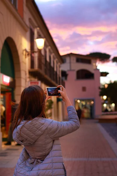 Menina Adolescente Andando Tirando Uma Foto Uma Cidade Velha — Fotografia de Stock