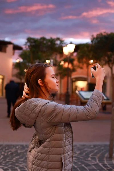 Menina Adolescente Andando Tirando Uma Foto Uma Cidade Velha — Fotografia de Stock