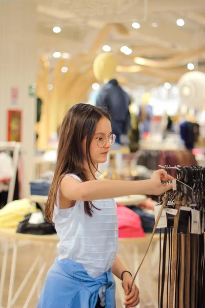 Девочка Подросток Выбирает Модную Одежду Магазине Одежды Концепция Тенденции Моды — стоковое фото