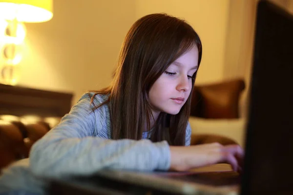 Teen Girl Using Laptop Surfing Internet Doing Homework Studying — Stock Photo, Image
