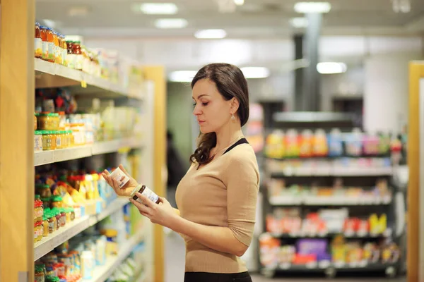 Mujer Eligiendo Productos Diarios Supermercado Leer Información Del Producto Concepto — Foto de Stock