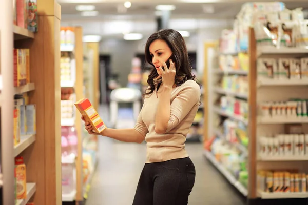 Femme Choisissant Des Produits Quotidiens Supermarché Lire Les Informations Sur — Photo
