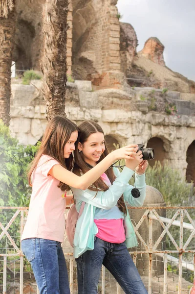 Duas Meninas Adolescentes Turistas Divertir Fazer Foto Com Câmera — Fotografia de Stock