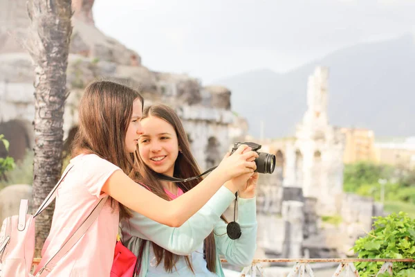 Duas Meninas Adolescentes Turistas Divertir Fazer Foto Com Câmera — Fotografia de Stock