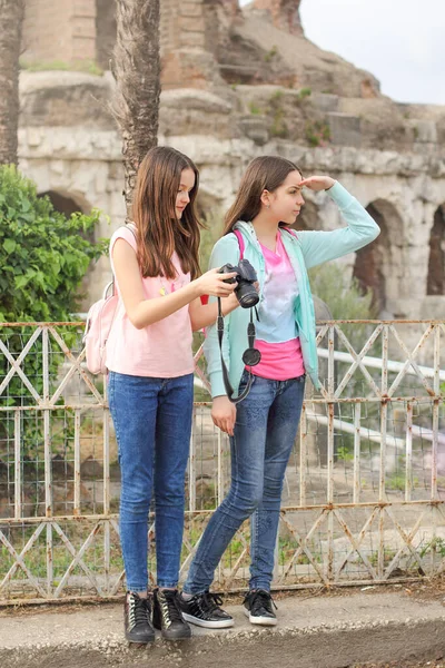 Duas Meninas Adolescentes Turistas Divertir Fazer Foto Com Câmera — Fotografia de Stock