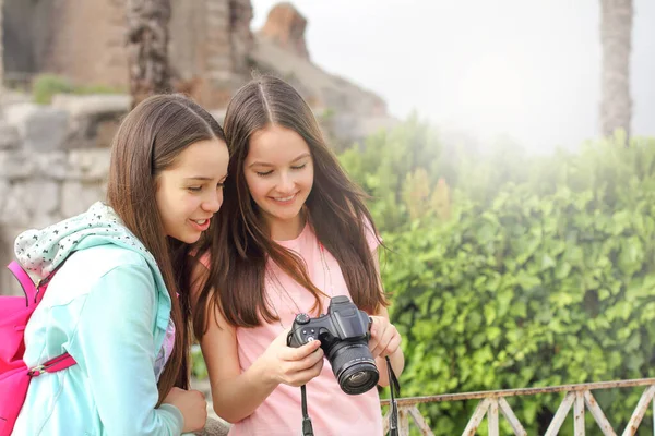 Duas Meninas Adolescentes Turistas Divertir Fazer Foto Com Câmera — Fotografia de Stock