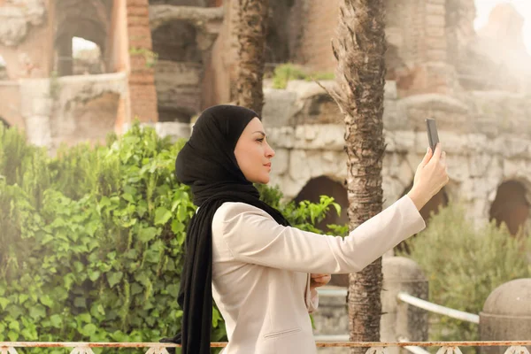 Turista Muçulmana Falando Telefone — Fotografia de Stock