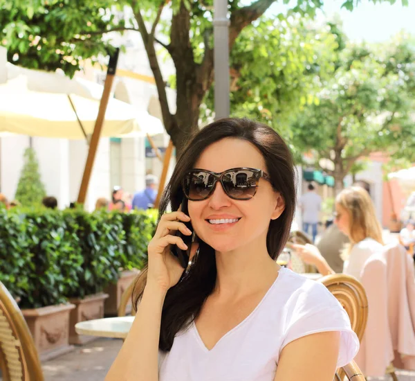 Jovem Mulher Falando Celular — Fotografia de Stock