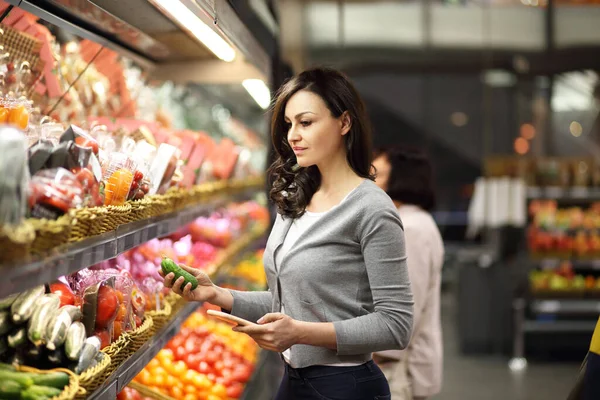 Kobieta Wybierająca Codzienne Produkty Supermarkecie Czytanie Informacji Produkcie Pojęcie Wyboru — Zdjęcie stockowe