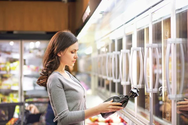 Mulher Escolhendo Produtos Diários Supermercado Leitura Informações Produto Conceito Escolha — Fotografia de Stock