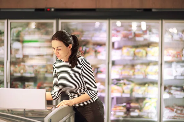 Frau Wählt Ein Tägliches Produkt Supermarkt Lesen Von Produktinformationen — Stockfoto