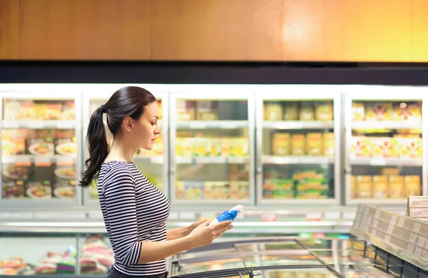 Mulher Escolhendo Produtos Diários Supermercado Informação Produto Leitura — Fotografia de Stock
