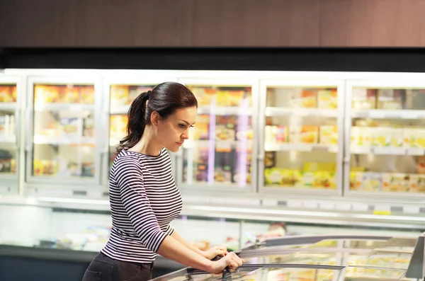 Mulher Escolhendo Produtos Diários Supermercado Informação Produto Leitura — Fotografia de Stock