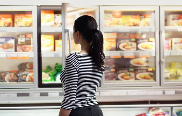 Frau Wählt Ein Tägliches Produkt Supermarkt Lesen Von Produktinformationen — Stockfoto