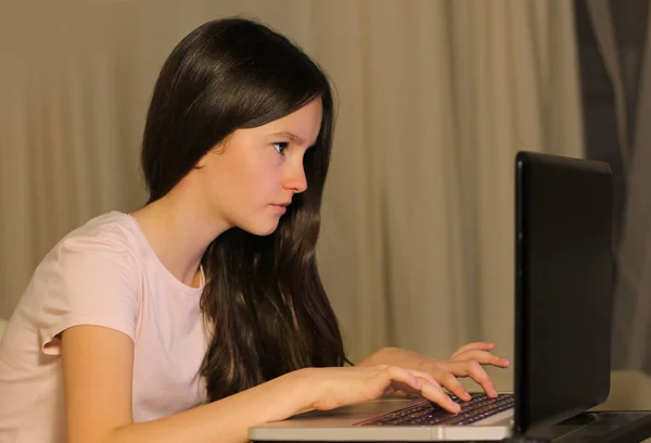 Teen Ragazza Che Utilizza Computer Portatile Una Ricerca Internet Fare — Foto Stock