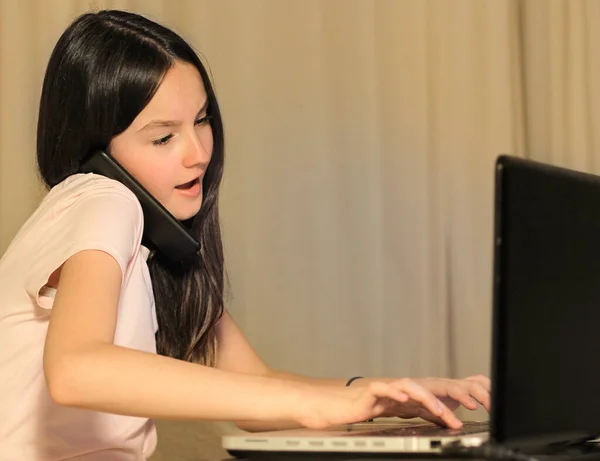 Teen Ragazza Che Utilizza Computer Portatile Una Ricerca Internet Fare — Foto Stock