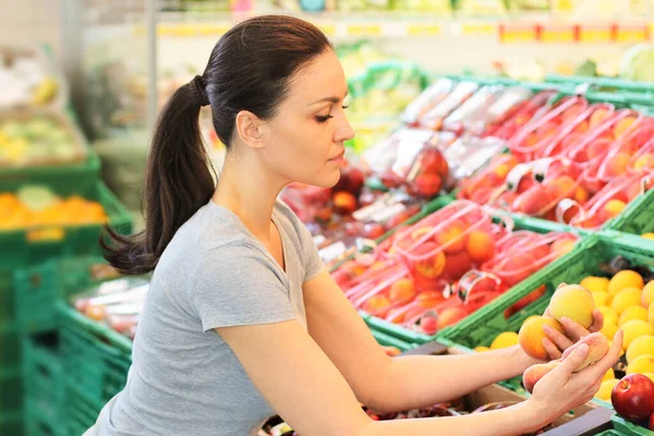 Kvinnor Väljer Daglig Produkt Snabbköpet Läsa Produktinformation — Stockfoto