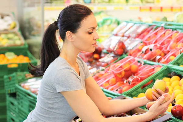 Las Mujeres Eligen Producto Diario Supermercado Leer Información Del Producto —  Fotos de Stock