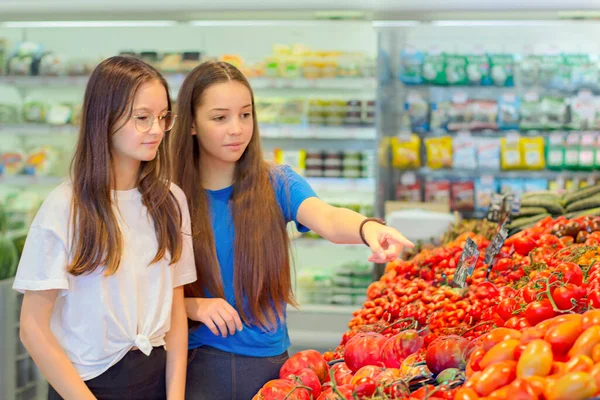 슈퍼마켓에서 쇼핑하고 정보를 매일의 상품을 선택하는 대들의 음식에 의식적 선택의 — 스톡 사진