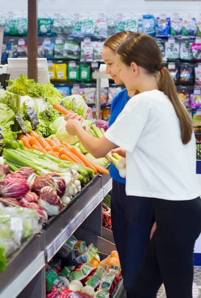 Adolescentes Fazendo Compras Supermercado Lendo Informações Produto Escolhendo Produto Diário — Fotografia de Stock