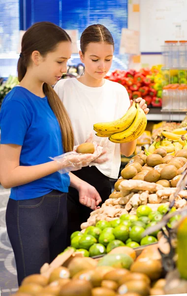 슈퍼마켓에서 쇼핑을 정보를 매일의 상품을 선택하는 소녀들 대들의 음식에 의식적 — 스톡 사진