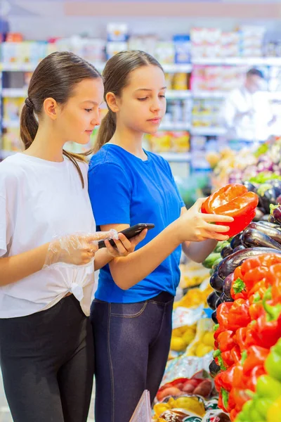 Adolescentes Fazendo Compras Supermercado Seção Vegetais Escolhendo Produto Diário — Fotografia de Stock