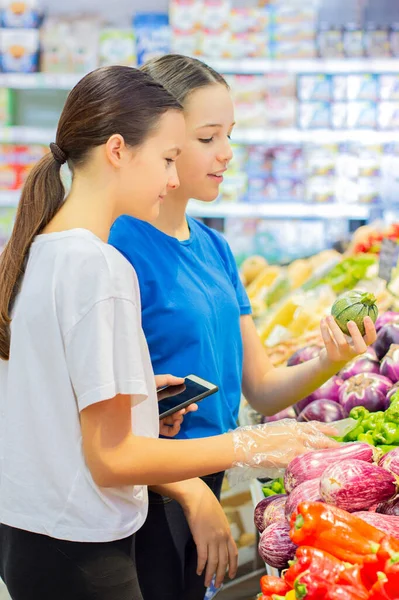 Tonårsflickor Shoppar Snabbköpet Grönsaksavdelningen Välja Daglig Produkt — Stockfoto