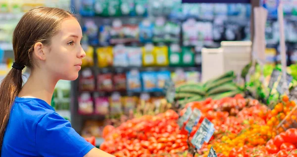 Adolescente Menina Compras Supermercado Informação Produto Leitura Escolhendo Produto Diário — Fotografia de Stock