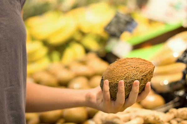 Жіноча Рука Вибирає Кокос Супермаркеті Концепція Свідомого Вибору Здорової Їжі — стокове фото