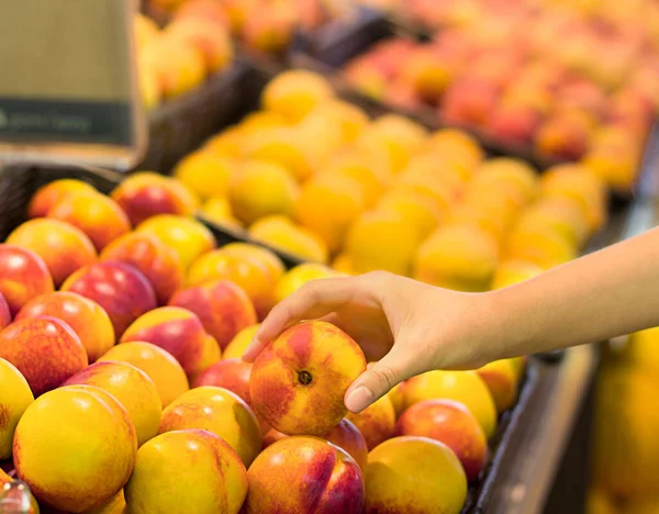 Жіноча Рука Вибирає Персики Супермаркеті Концепція Свідомого Вибору Здорової Їжі — стокове фото