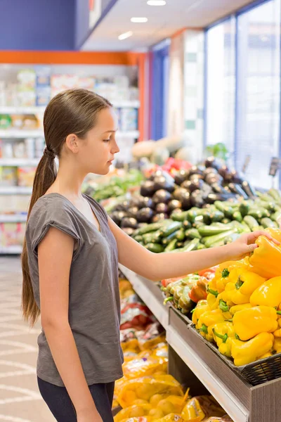 Nastoletnia Dziewczyna Robi Zakupy Supermarkecie Czyta Informacje Produkcie Wybiera Codzienny — Zdjęcie stockowe