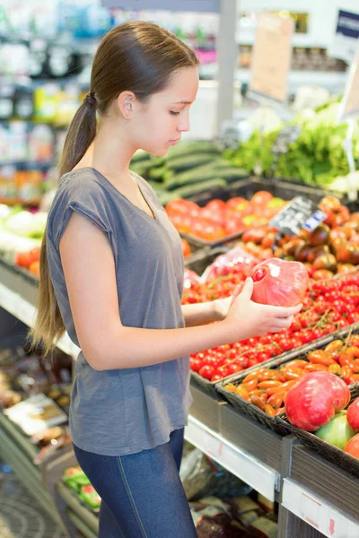 Nastolatka Wybiera Codzienne Produkty Supermarkecie Czytanie Informacji Produktach Pojęcie Świadomego — Zdjęcie stockowe