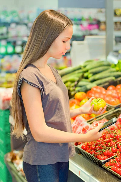 Nastolatka Wybiera Codzienne Produkty Supermarkecie Czytanie Informacji Produktach Pojęcie Świadomego — Zdjęcie stockowe