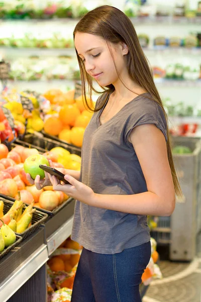 슈퍼마켓에서 용품을 고르는 정보읽기 대들의 음식에 의식적 선택의 — 스톡 사진