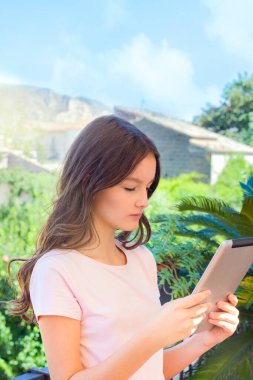 Tablet kullanan genç bir kız. Arkadaşlarla iletişim kurmak ve ödev yaparak araştırma yapmak için interneti kullanın..