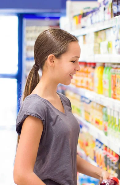 Teenager Mädchen Die Supermarkt Produkte Des Täglichen Bedarfs Auswählen Lektüre — Stockfoto