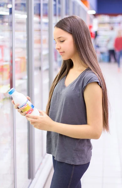 Adolescente Menina Compras Supermercado Informação Produto Leitura Escolhendo Produto Diário — Fotografia de Stock