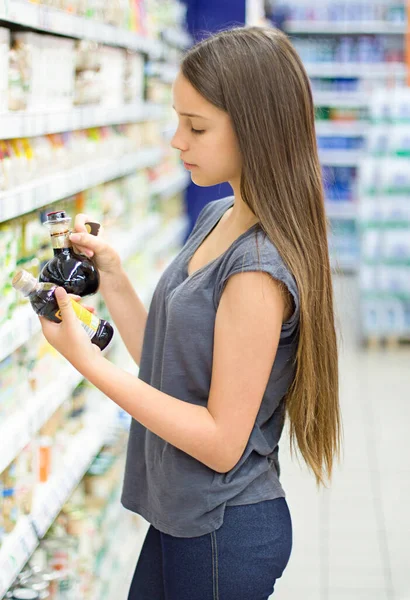 Teen Girl Shopping Supermercado Ler Informações Produto Escolhendo Produto Diário — Fotografia de Stock