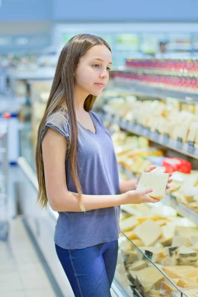 Adolescente Fazendo Compras Supermercado Seção Laticínios Lendo Informações Produto Escolhendo — Fotografia de Stock
