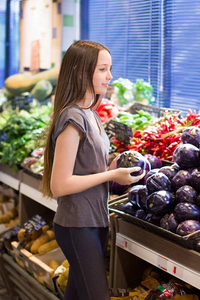 슈퍼마켓에서 가게에서 쇼핑하는 정보를 제품을 합니다 대들의 음식에 의식적 선택의 — 스톡 사진