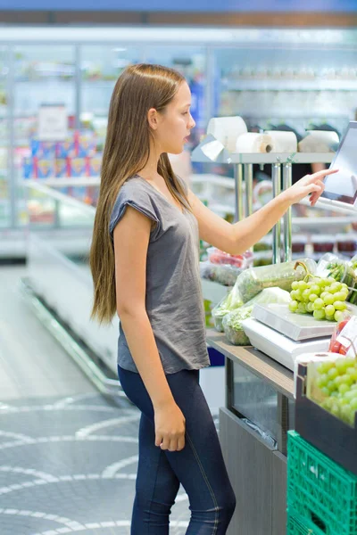 Teen Girl Shopping Supermercado Seção Vegetais Lendo Informações Produto Escolhendo — Fotografia de Stock