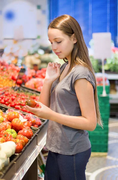 Nastolatka Robi Zakupy Supermarkecie Sekcji Warzywnej Czytanie Informacji Produkcie Wybór — Zdjęcie stockowe