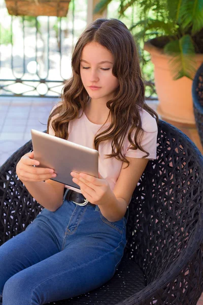 Teen Girl Using Tablet Use Internet Communicate Friends Research Doing — Stock Photo, Image